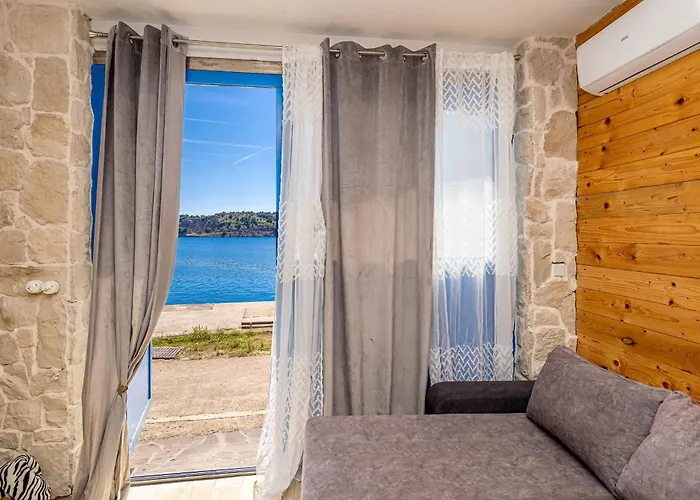 Cozy Seafront Ii Omišalj